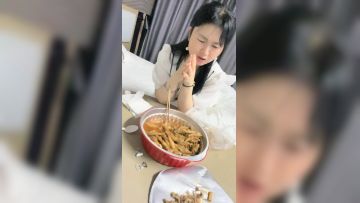 离异少妇，诉完苦成功推倒，白嫩胴体插入娇喘阵阵 (1)