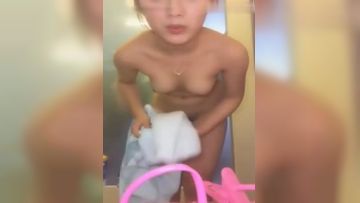 大一新生直播洗澡讲个不停诱惑不断的啊