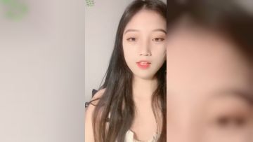 大学生宝贝初次下海直播赚外快，全程露脸跟狼友互动撩骚，奶子和逼逼都很嫩，奶头凹陷抠出来特写展示小洞洞