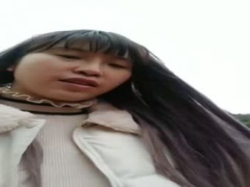 户外主播小甜甜野外直播找了个没人的房子开搞，点把火取暖就给猛男口交，站立后入爆草都被干喷了还在搞