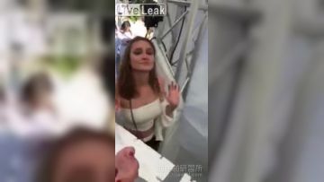 [欧美] 奶妹惊喜！喷水池的巧合恶整让两粒奶喷出来惹