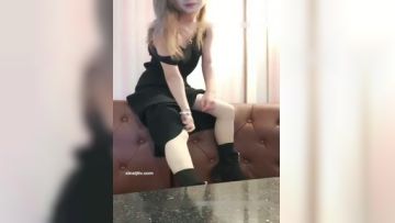 云南2位学院派年轻漂亮潮妹子与几个小青年KTV包厢嗨歌被边唱边搞直接脱光在沙发上啪啪啪干一半与拍摄的吵架了第01集