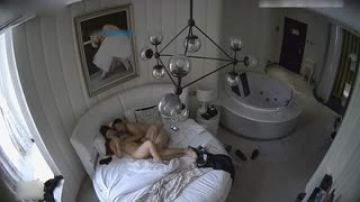 酒店偷拍美女被中年情人从后面操的受不了了,嚎嚎大叫