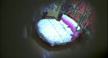 [鸟笼偷拍] 背心哥和逼逼敏感的女友第一次开房~才轻轻插入就让女友浪叫~