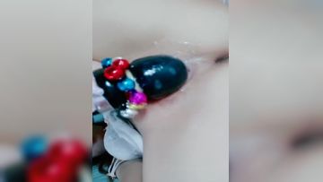 骚气黄发少妇道具自慰近距离特写按摩器震动逼高潮出水呻吟娇喘很是诱惑喜欢不要错过