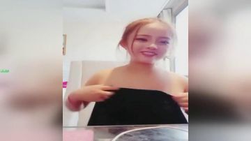 蓚€样子很萌的零零后艺校美眉下海黄播捞钱大奶子样子像热巴的妹子下面非常嫩貌似还没