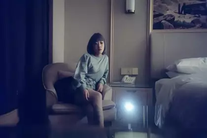 花臂纹身短发妹子，按头深喉口交近距离特写，抱起来后入猛烈撞击