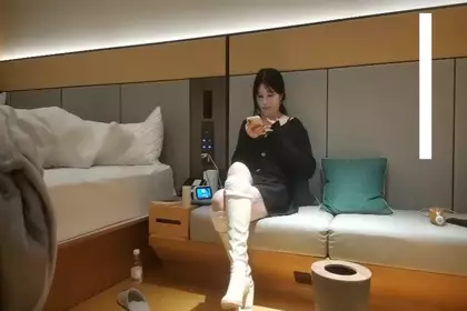 肉肉身材白靴妹子啪啪，口交舔弄到床上后入大力抽插猛操