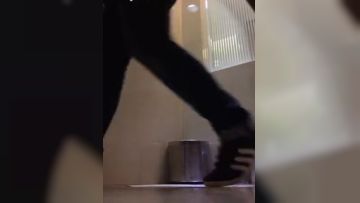 【厕所偷拍】滑冰的妹子差点尿到裤子里