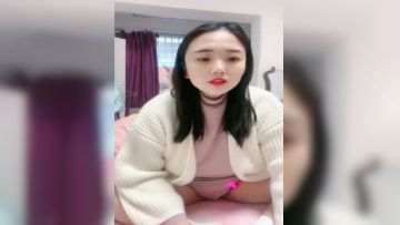 人妻御姐少妇美艳诱人，大奶子控制不住要从衣服里漏出来，礼物轰炸下脱光了诱惑狼友，揉骚奶子展示特写逼逼第01集