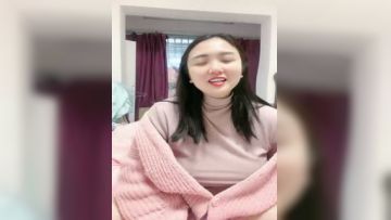 人妻御姐少妇美艳诱人，大奶子控制不住要从衣服里漏出来，礼物轰炸下脱光了诱惑狼友，揉骚奶子展示特写逼逼第02集