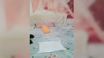 童颜大奶极品微胖女神，露脸高颜值床上的性感尤物精彩诱惑，陪狼友互动撩骚揉捏骚奶子，掰开逼逼看小洞洞第02集