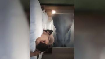 约了个丰满少妇TP啪啪，洗完澡甜奶深喉口交勐操晃动奶子，搞得呻吟娇喘非常诱人