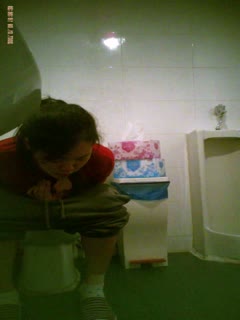 #牛人潜入健身俱乐部女厕偷放针孔摄像头偷拍来跳健美操的少妇有几个身材还可以6-26