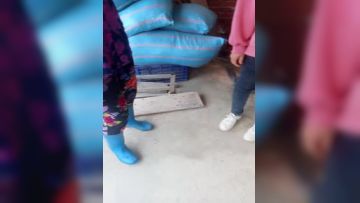 户外勾搭农民大哥激情4P啪啪，拖拉机旁脱了裤子给大哥口交大鸡巴，后入爆草抽插，到了床上激情4P淫乱又刺激第01集