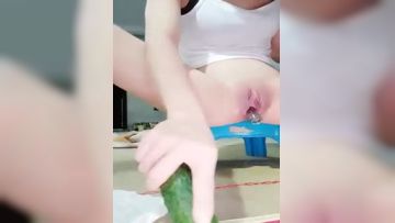 【在线】无毛女和炮友干完 .可乐罐、啤酒瓶这么粗的也能往逼里塞