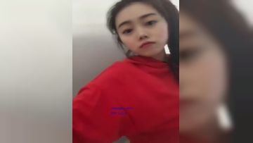 《疯狂抖音》曾经火爆全网的私圈土豪高价定制~高颜值大二露脸美女【吴小姐】学校宿舍、卫生间道具疯狂紫薇淫语挑逗(2)