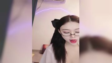 薄纱加持热舞摇起来，眼镜框御姐，大红唇，开档肉丝道具自慰呻吟声销魂第01集