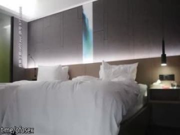 约了个丰满熟女，黑丝口交上位骑坐后入勐操，多种姿势换着来淫语骚话呻吟