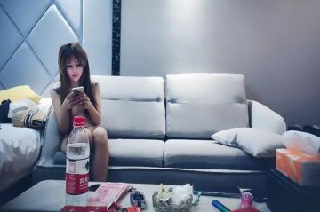 网红外围妹 妹纸太骚来劲加钟继续 蹲着埋头深喉口交 泰山压顶操的妹纸啊啊叫