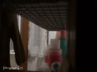 又到炎热夏季了冒险气窗口真实偸拍邻居白肤大波妹子洗完澡擦身体稀疏的阴毛好性感