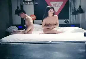 帅小伙微信约操学院派超短裙性感外围女,刚做这行有点...