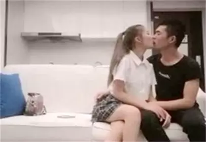 约了个黄发马尾衬衣妹超近距离口交摸逼清晰可见上位...