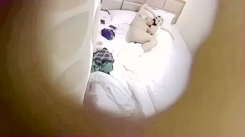 宾馆偷拍性感连衣裙长发美女外地旅游休息时看完电脑...