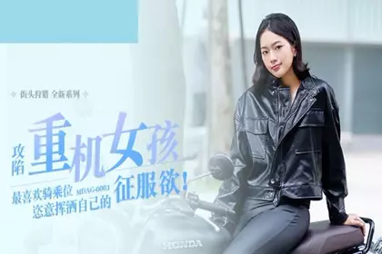 吃着零食和哥哥们卖萌，脱裤子揉逼逼发骚！