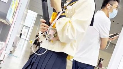 漫展抄底 看到可爱短发学生妹拍东西，那我来偷拍她内裤