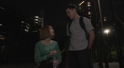 DLDSS-391 某有名ハンバーガー店で働き始めた巨乳人妻と、チャラいヤリチン大学生バイト君の歳の差セクハラ不伦映像が流出してます。 入田真绫